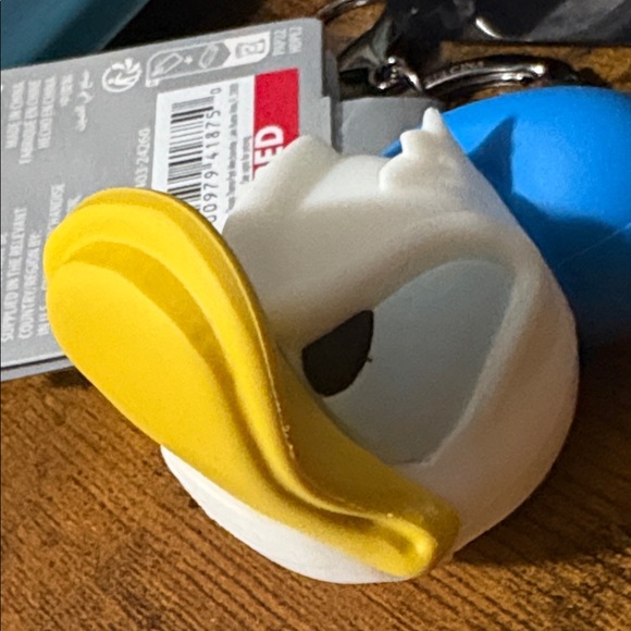 2024 DISNEY PARKS Donald Duck Angry Face Head Flair Keychain Bag Charm NWT - Picture 6 of 6